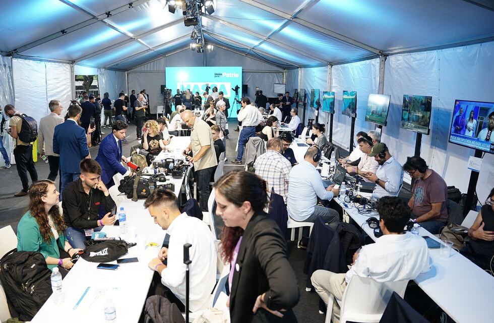 Euforia y fiesta afuera del búnker de Unión por la Patria