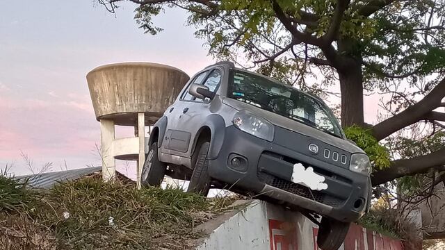 El auto quedó colgando. (Policía)