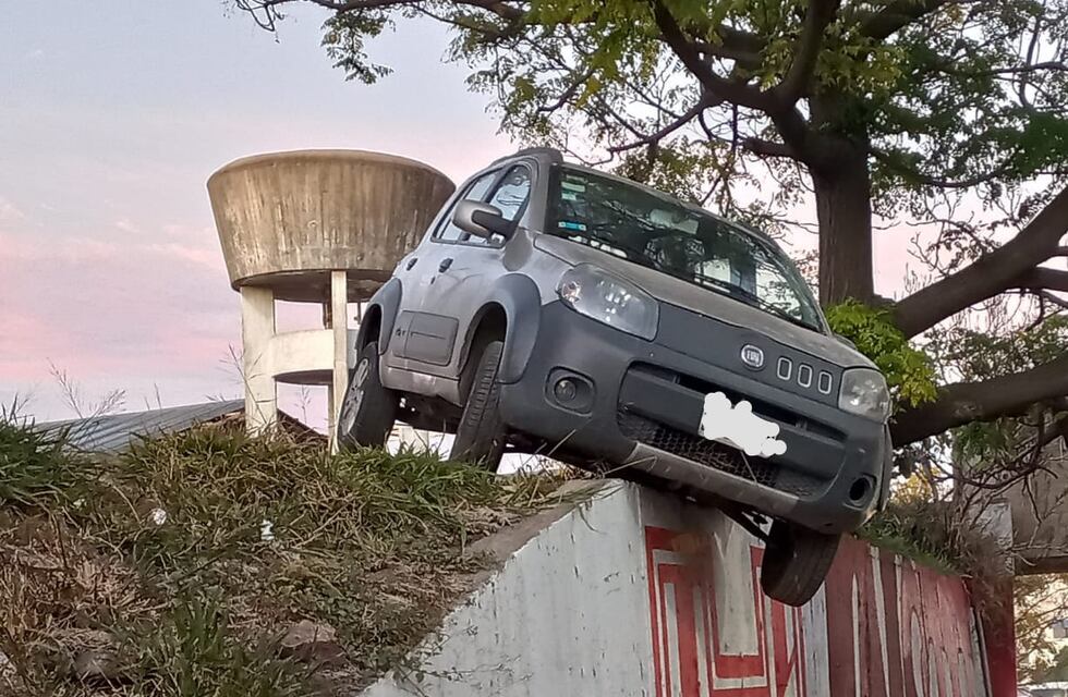 Pudo ser una tragedia: perdió el control de su auto y terminó colgando de un puente en Córdoba