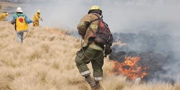 El incendio fue combatido por 16 dotaciones de bomberos en la zona de Capilla del Monte. (Gentileza Ariel Luna)