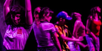 Luego de agotar con días de anticipación cada función en la temporada 2019/20, vuelve a Mar del Plata la multipremiada y elogiada por la crítica “Lo que quieren las guachas” de Mariana Bustinza.