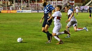 Aunque la lluvia complicó el juego, con un buen desempeño defensivo, en especial de su arquero Milton Álvarez, el elenco “albiceleste” sostuvo el cero en su arco.