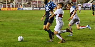 Aunque la lluvia complicó el juego, con un buen desempeño defensivo, en especial de su arquero Milton Álvarez, el elenco “albiceleste” sostuvo el cero en su arco.