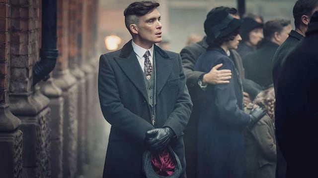 El actor Cillian Murphy interpreta a Tommy Shelby en la serie "Peaky blinders" y vuelve a Netflix para romperla con otra película.