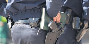 El policía tuvo que ser intervenido quirúrgicamente en el hospital más cercano.