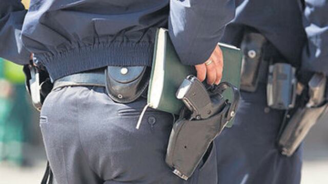 El policía tuvo que ser intervenido quirúrgicamente en el hospital más cercano.