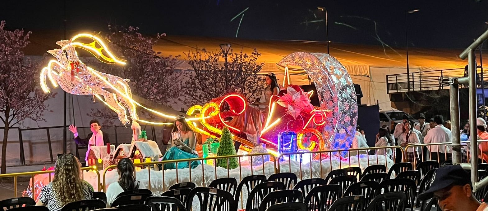 Iniciando su recorrido por la pista, el carruaje del Colegio Mayor Jujuy luce todo su colorido.