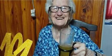 Solange Otto cumplió 101 y brindó con cerveza y jamón crudo.