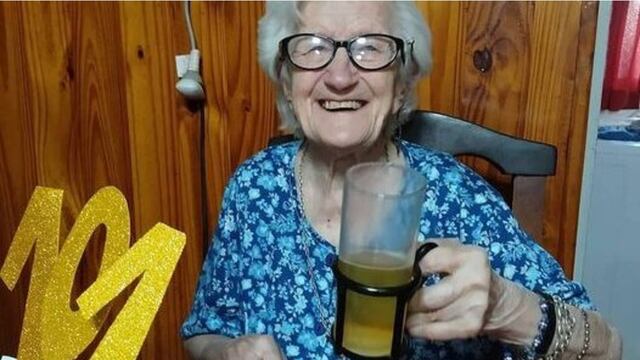 Solange Otto cumplió 101 y brindó con cerveza y jamón crudo.