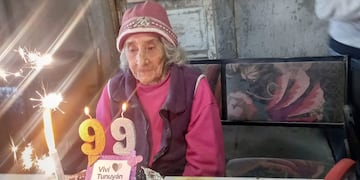 Vicenta cumplió 99 años y los vecinos de  Tunuyán la acompañaron.