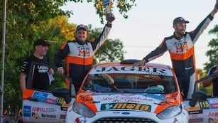 Diego Grión (a la derecha) y su navegante Joaquín Pratto, en el podio de llegada.