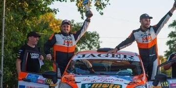 Diego Grión (a la derecha) y su navegante Joaquín Pratto, en el podio de llegada.