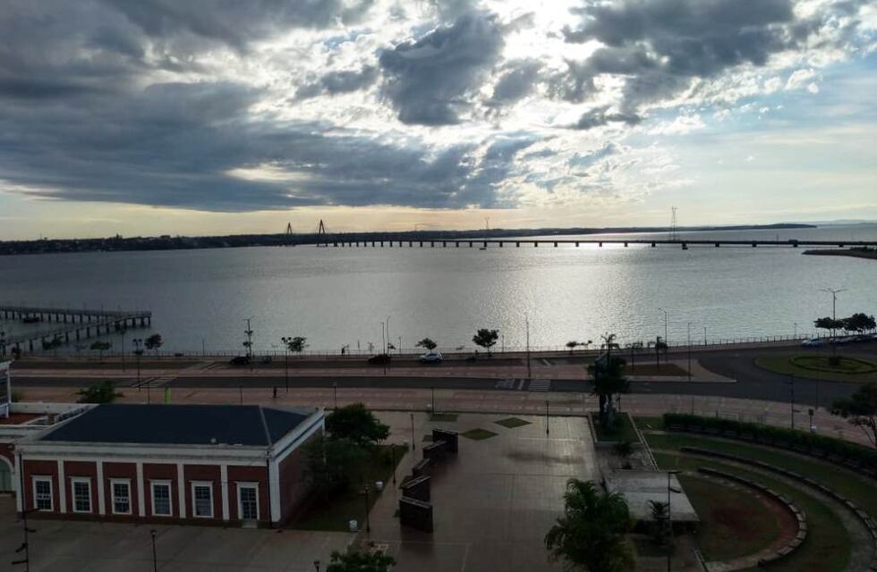 Viernes con clima cálido y cielo parcialmente nublado