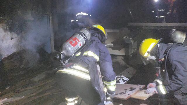 Incendio en un domicilio cercano a Bomberos de Arroyito