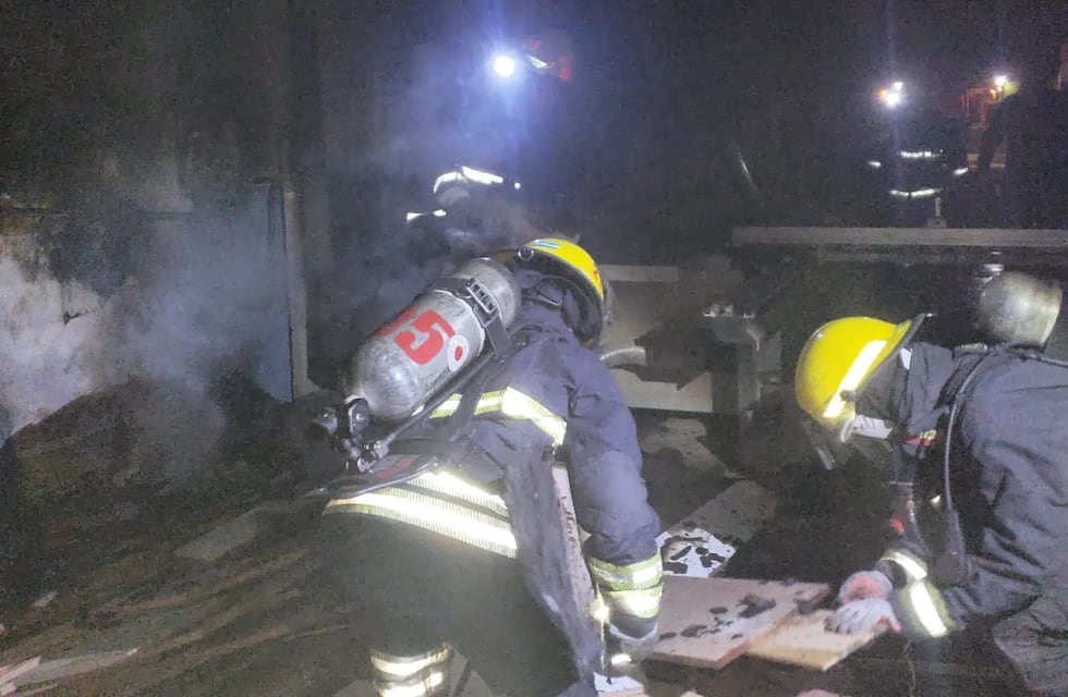 Arroyito: se incendió una carpintería con la fortuna que el cuartel de Bomberos está a media cuadra