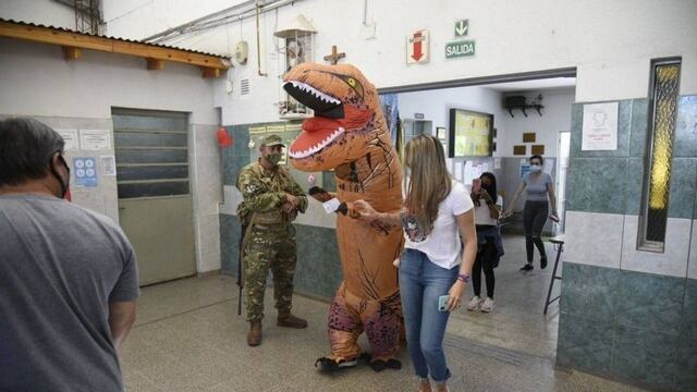 Un rosarino fue a votar vestido de dinosaurio