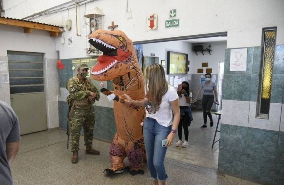 Un rosarino sorprendió a todos votando disfrazado de dinosaurio