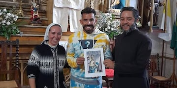 Carlos Tevez vivió una emotiva jornada junto a niños de un hogar de Corrientes.