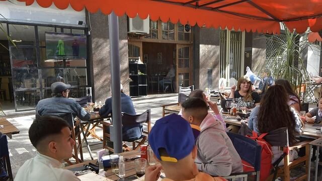 Los lugares en donde se vendan bebidas alcohólicas deberán suspender su comercialización a las 20 del sábado 13, y el domingo 14 permanecerán cerrados hasta las 21. Ignacio Blanco/Los Andes