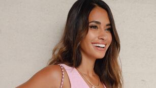 Una diosa: Antonela Roccuzzo se llevó todas las miradas con su vestido “total black” para el Balón de Oro 2023.