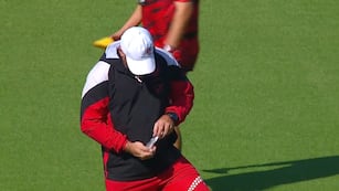Nicolás Longo, PF de Instituto, hizo lo suyo antes del Talleres-Instituto, desparramando sal (Captura).