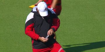Nicolás Longo, PF de Instituto, hizo lo suyo antes del Talleres-Instituto, desparramando sal (Captura).