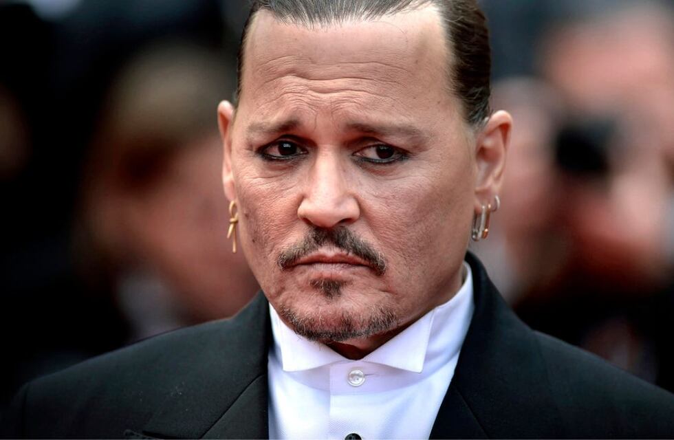 Tras haber sido hallado inconsciente, Johnny Depp reapareció en público usando bastón