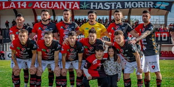 Sporting recibe a Liniers en el estadio Enrique Mendizábal.