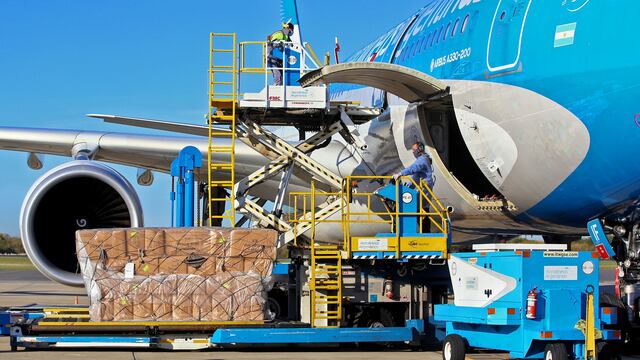 El primer vuelo de Aerolíneas Argentinas a Moscú, Rusia, para buscar 300.000 dosis de la vacuna Sputnik V contra el COVID-19. (AFP)