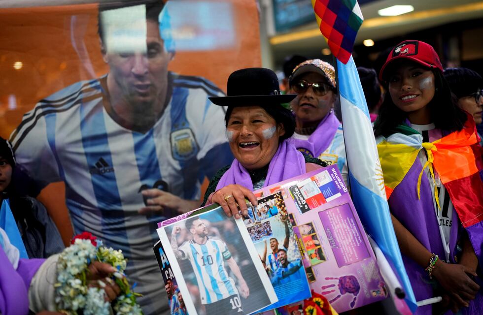 El polémico mural de Lionel Messi y Diego Maradona que desató un escándalo político en Bolivia
