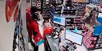 El violento asalto a un supermercado en barrio Cofico. (ElDoce.tv)