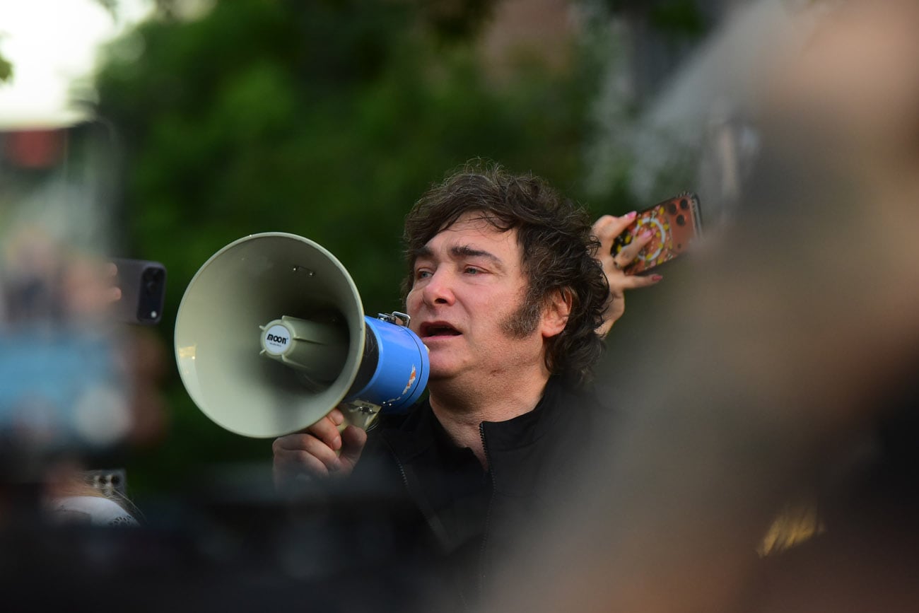 El presidente Javier Milei encabezó en Córdoba la Marcha de la Gratitud, acompañado por su hermana Karina y los diputados Gabriel Bornoroni y Gonzalo Roca. (Nicolás Bravo / La Voz)