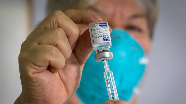 La próxima semana comenzarán a vacunar con la Sputnik V a los trabajadores de la salud que sean mayores de 60 años en Mendoza. Orlando Pelichotti/Los Andes