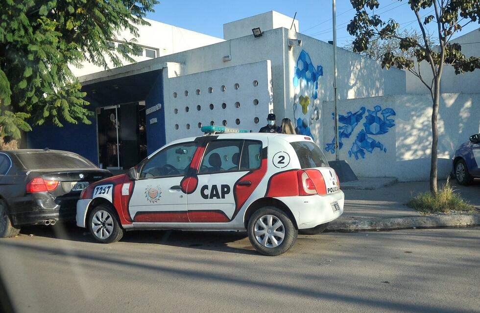 Inseguridad sin control en Córdoba: saquean a patrullero en la puerta de la comisaría