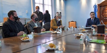El Gobernador correntino primero se reunió con los dirigentes rurales en su despacho, luego por teleconferencia participaron funcionarios de las provincias del Norte Grande.