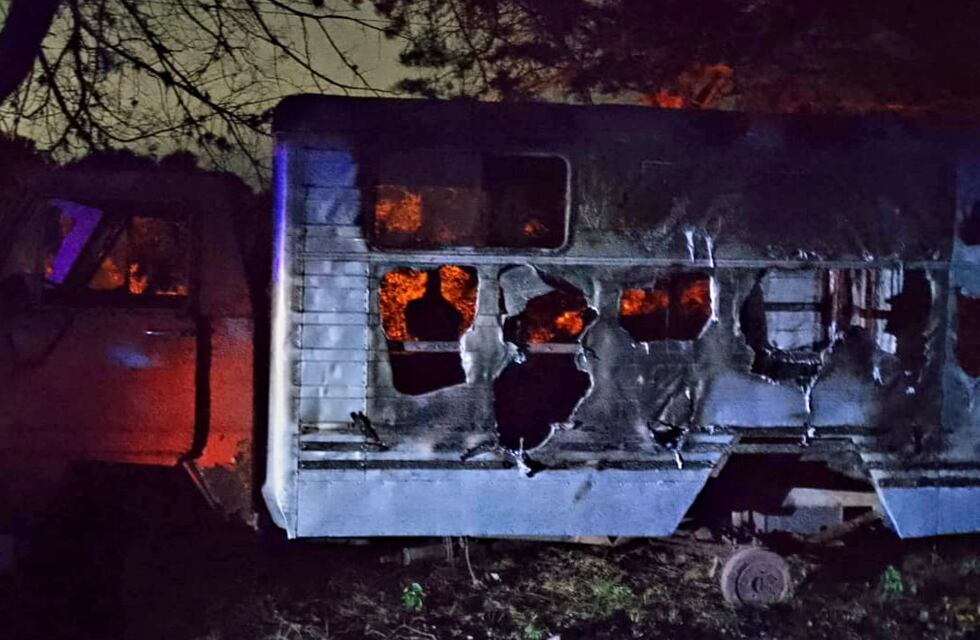 Huerta Grande: un motorhome fue consumido por las llamas en el barrio El Romerillo