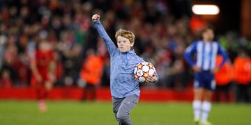 Un niño ingresó al campo de juego del Liverpool y se llevó la pelota de la Champions League.