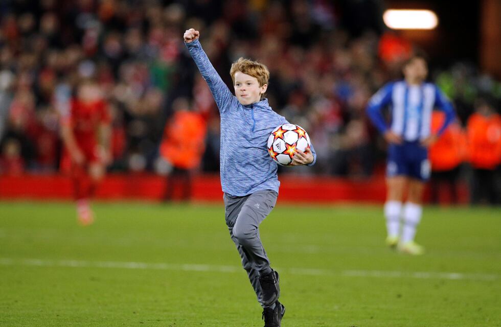 Champions League: un niño entró al campo del Liverpool y se llevó la pelota