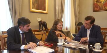 La secretaria académica del Instituto Universitario Provincial de Seguridad (IUPS), Rita Salazar, explica al gobernador Carlos Sadir innovaciones implementadas en el pasado ciclo lectivo. A la izquierda, el rector del Instituto, Simón Cabezas.