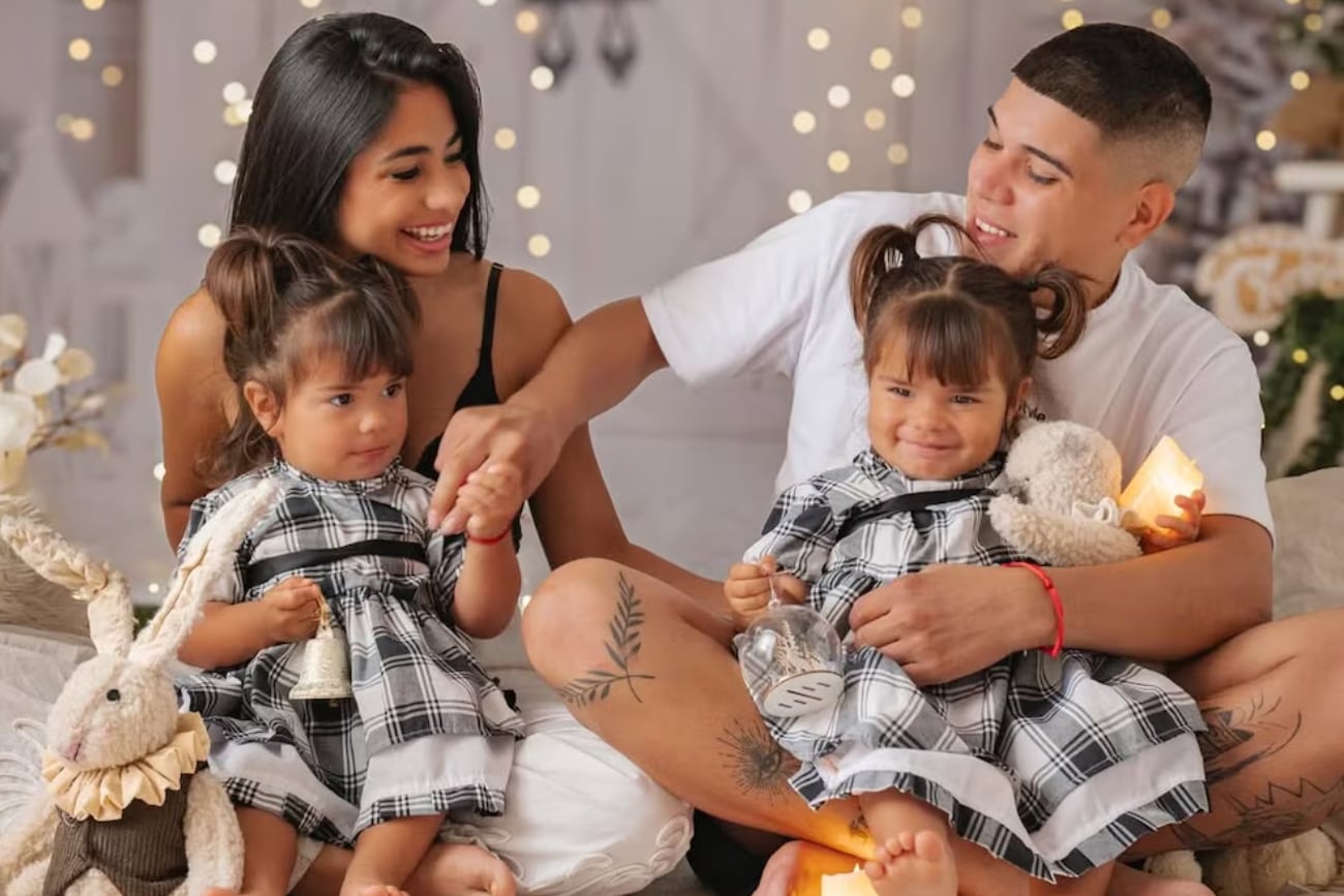 Thiago Medina y Daniela Celis junto a sus hijas celebrando la Navidad. (Foto: Instagram)