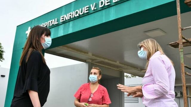 Benítez junto a María Luisa Chomiak y directora del hospital, Emilia Parra.
