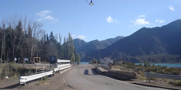 El puente sobre el río Blanco en Potrerillos, acá nace la Avenida Los Condores que nos llevará hasta las Vegas y El Salto. A su vera viven colonos que ahora serán propietarios. Gentileza Gobierno de Mendoza