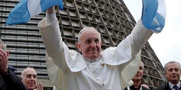 El Papa Francisco sostiene una bandera argentina frente a la Catedral Metropolitana de Río de Janeiro, Brasil, el 25 de julio de 2013. (AP)