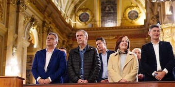 En el 50° aniversario del fallecimiento de Perón: Martín Llaryora, Juan Schiaretti, Alejandra Vigo y Daniel Passerini en la Catedral de Córdoba. (Gobierno de Córdoba).