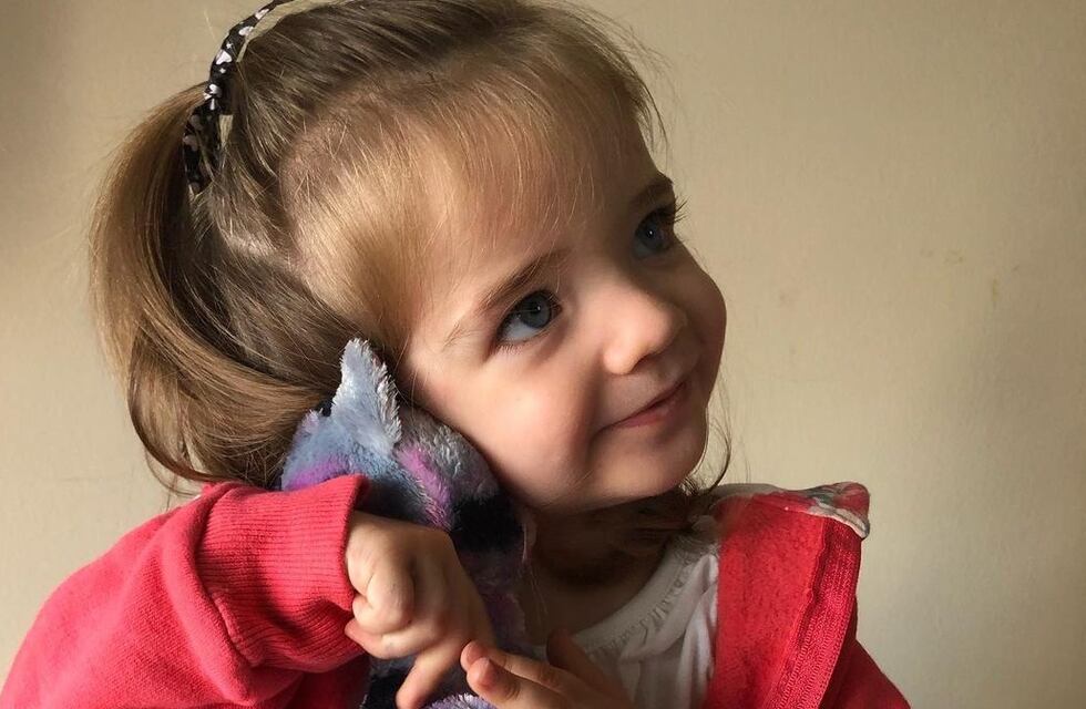 Valentina responde al tratamiento y empezó a caminar