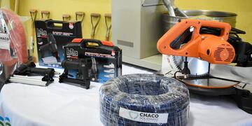 Entregaron herramientas a pequeños productores de la provincia.