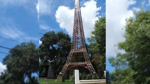 Un vecino de la localidad construyó una réplica del monumento parisino en el patio de su casa.