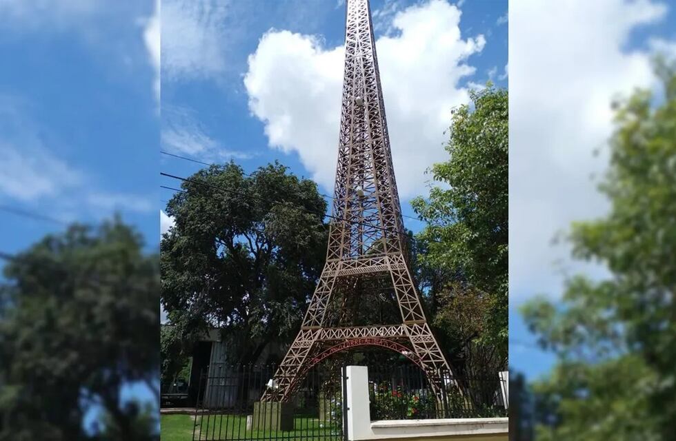 Hizo una réplica de la Torre Eiffel en su patio y la puso en venta: la explicación de su dueño