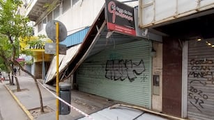 Fuertes vientos dejaron varias estructuras rotas en el centro de la ciudad de Córdoba. (Pedro Castillo / La Voz)