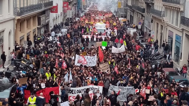 Miles de manifestantes en París, Francia, durante las huelgas de esta semana por la reforma previsional. Foto: Los Andes.